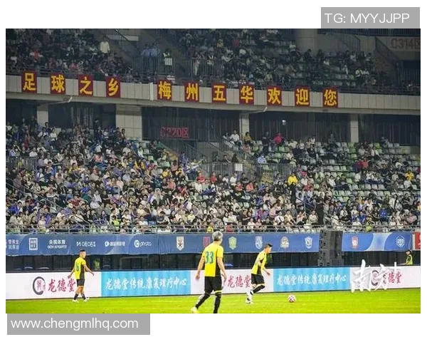 万众瞩目足球巨星闪耀登场球迷热情迎接点燃赛前激情